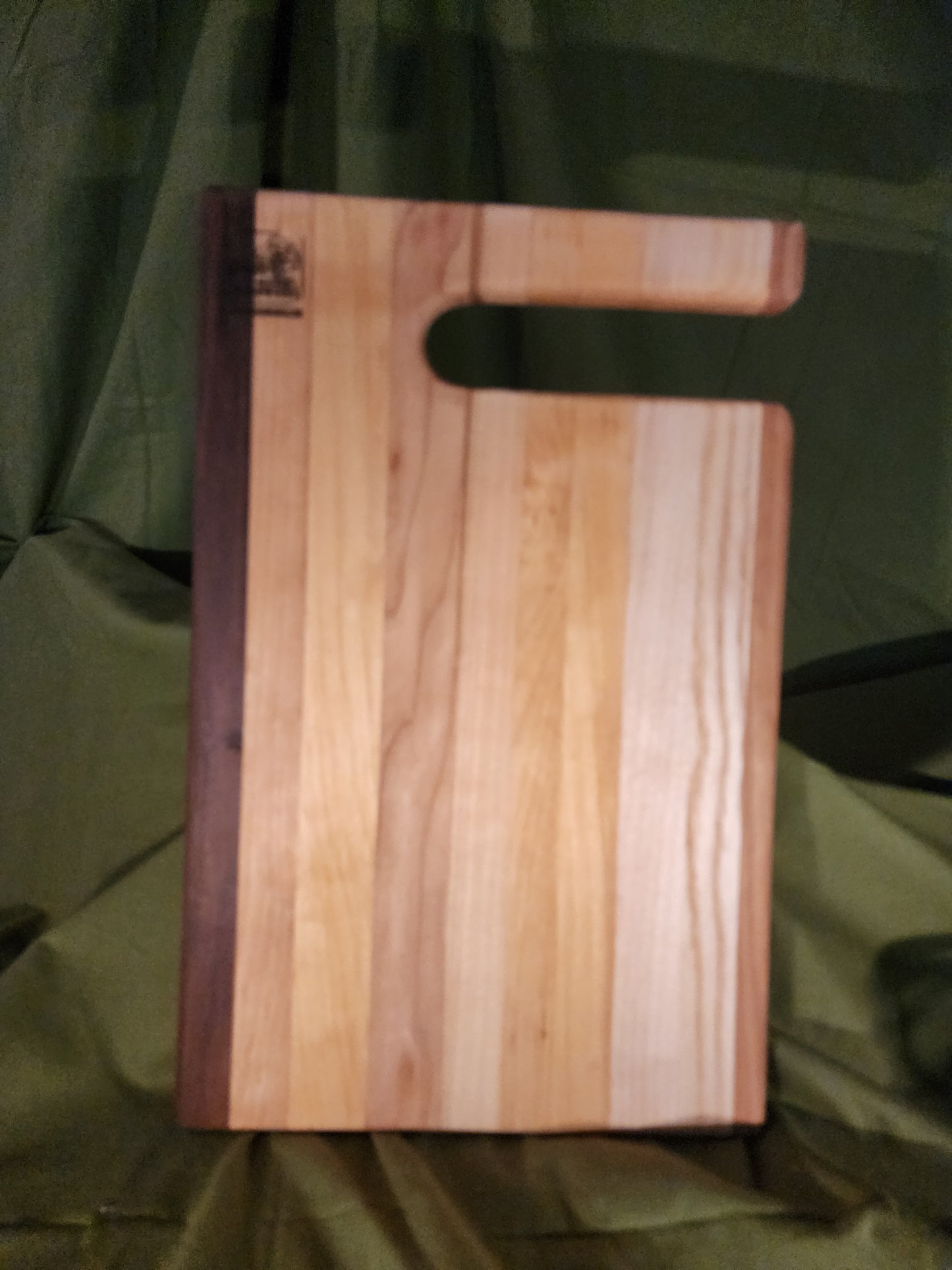 Large Charcuterie Board — Mixed Hardwoods — 10.5×16×0.625 (Slot Handle)